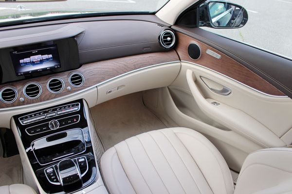 Mercedes_w213_E220-7